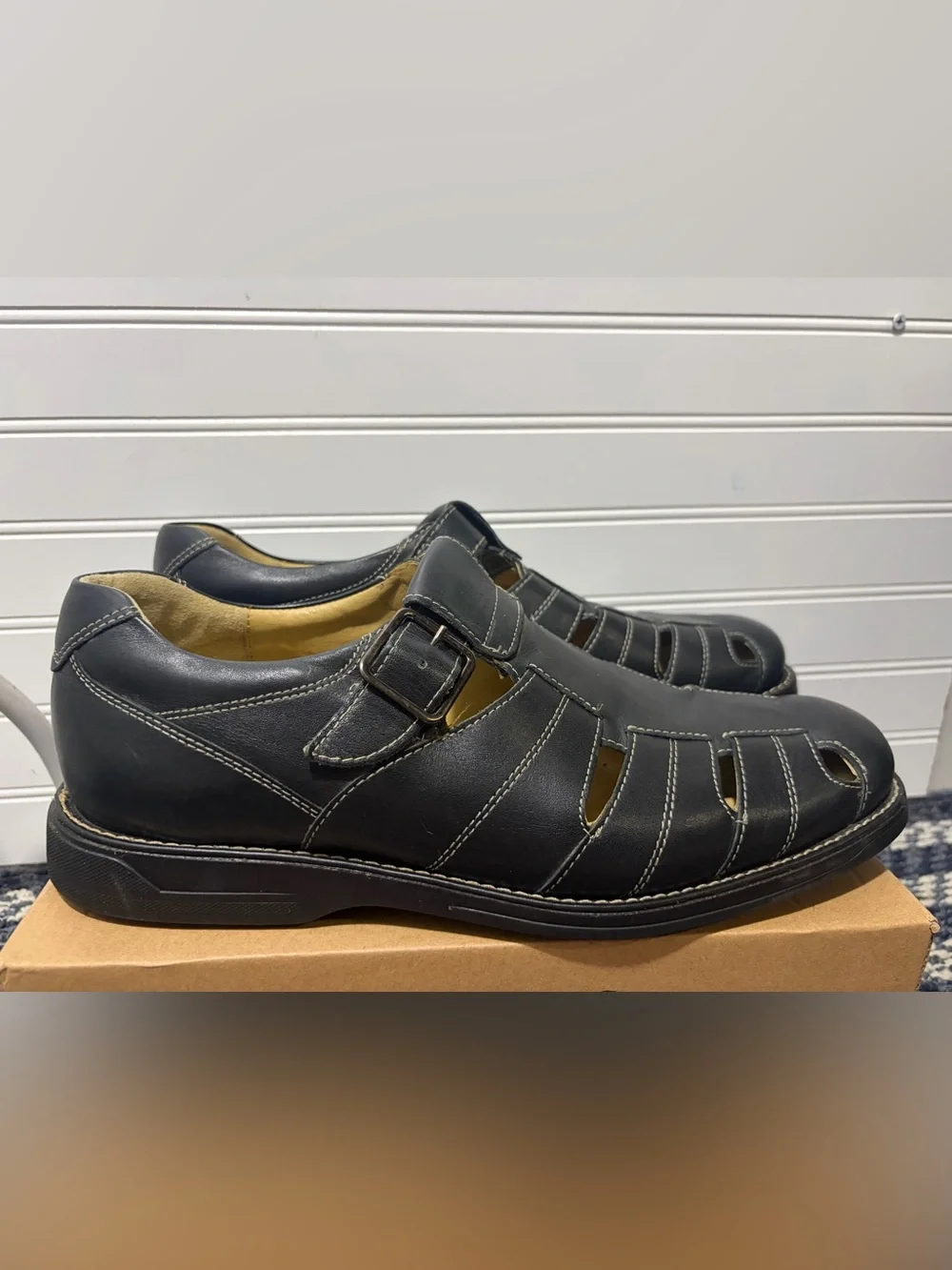 Johnston & Murphy Black Leather Fisherman Sandals with Buckle
